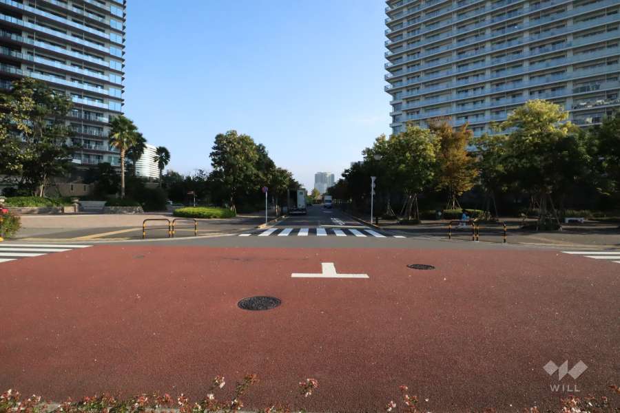 敷地北東側の前面道路(北西側から)