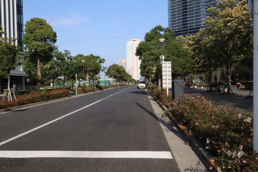 敷地北西側の前面道路(南西側から)