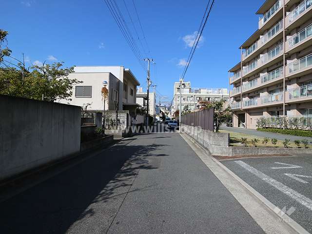 敷地南側の前面道路