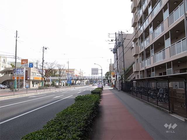 敷地北側は4車線のバス通りに面しています。