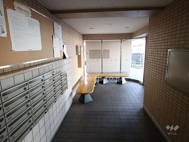 エントランスホールには談話スペースが設けられています。