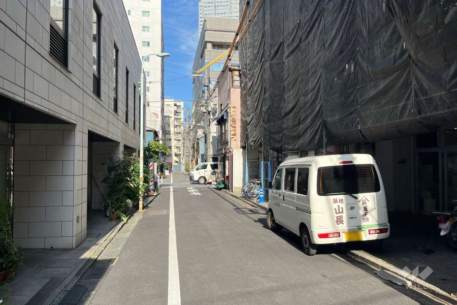 敷地の北側前面道路（西側から）