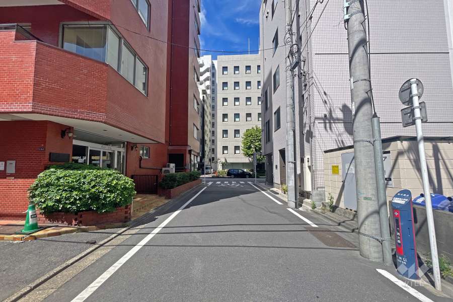 敷地の北側前面道路（東側から）