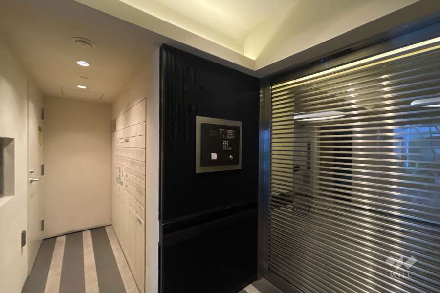 エントランスはオートロックと宅配ボックス付きです。