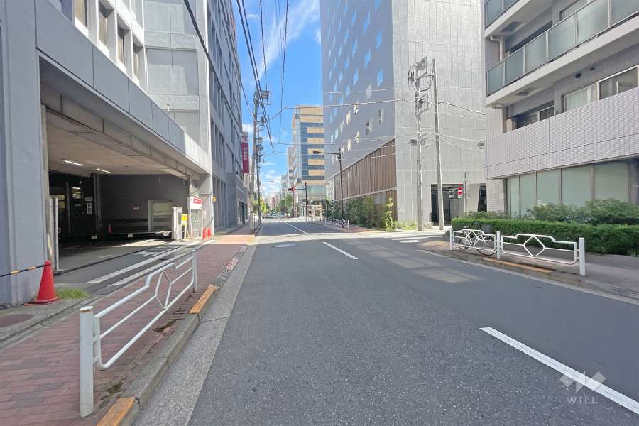 敷地北西側の前面道路（南西側から）
