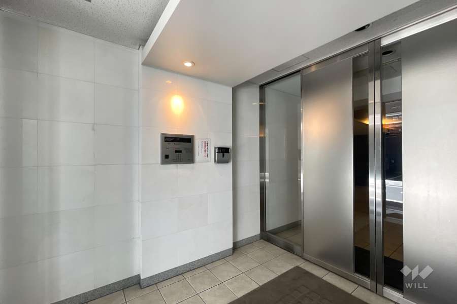 エントランスはオートロック付きです。