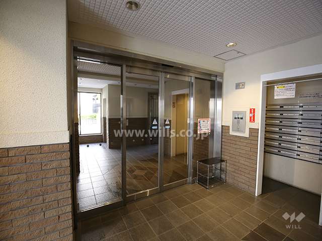 エントランスはオートロック付きです。