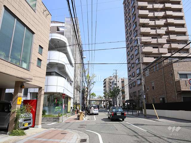 敷地西側は二車線の通りに面しています。