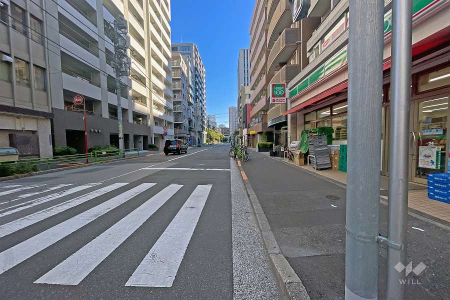 敷地の北西側前面道路は居留地中央通りです（南西側から）。