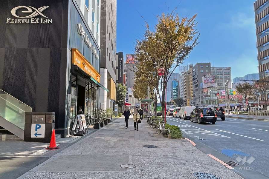 敷地の南西側前面道路は晴海通りです（北西側から）。