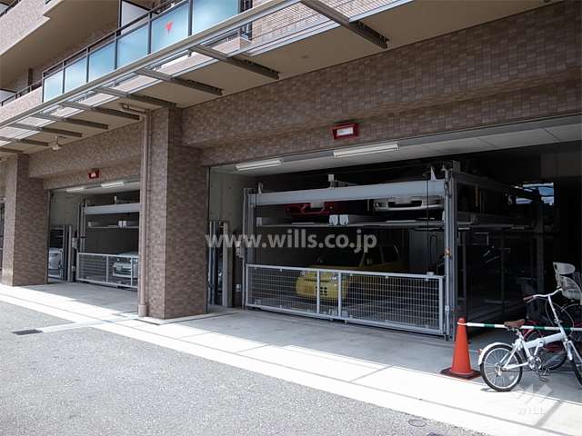 建物1階にある敷地内駐車場（機械式）