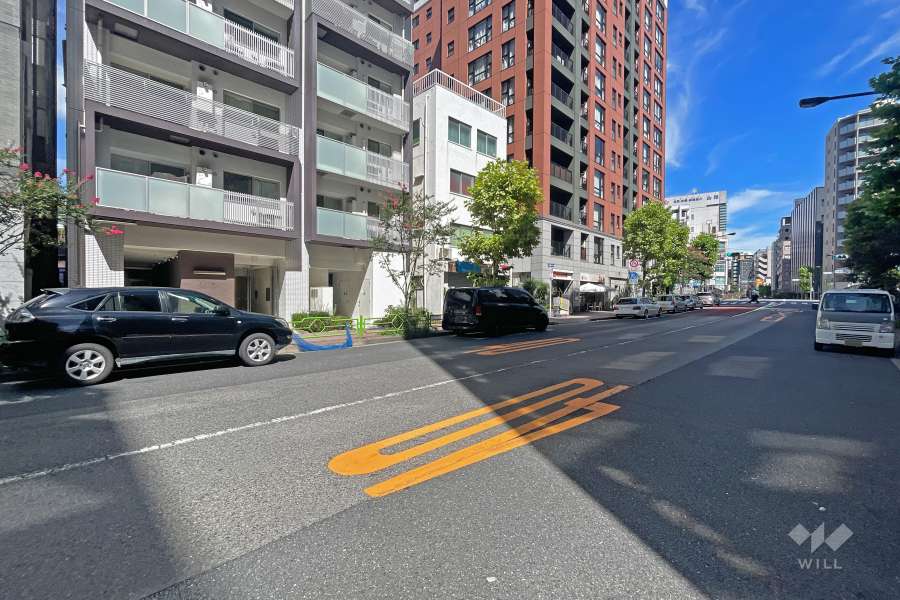 敷地の南東側前面道路は平成通りです（南西側から）。