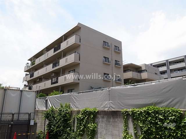 周辺はマンションが多く立ち並ぶ区画の整った住宅地です。