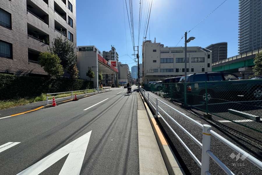 敷地の南西側前面道路（北西側から）