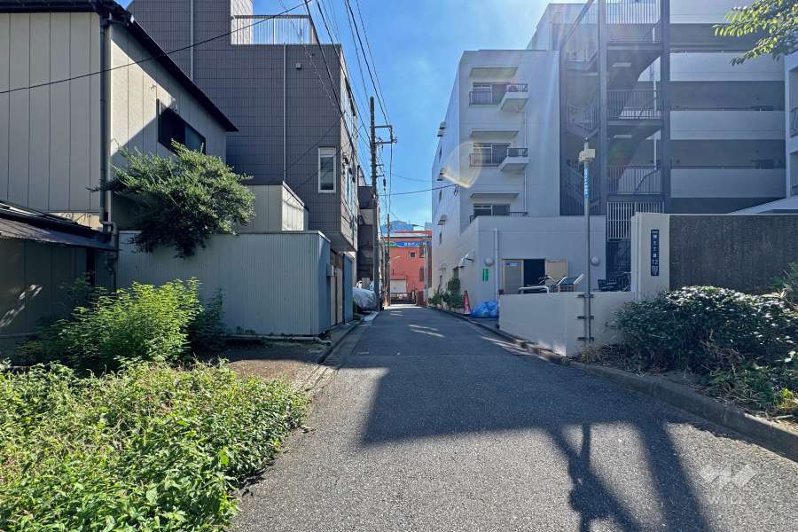 敷地の北東側前面道路（北西側から）