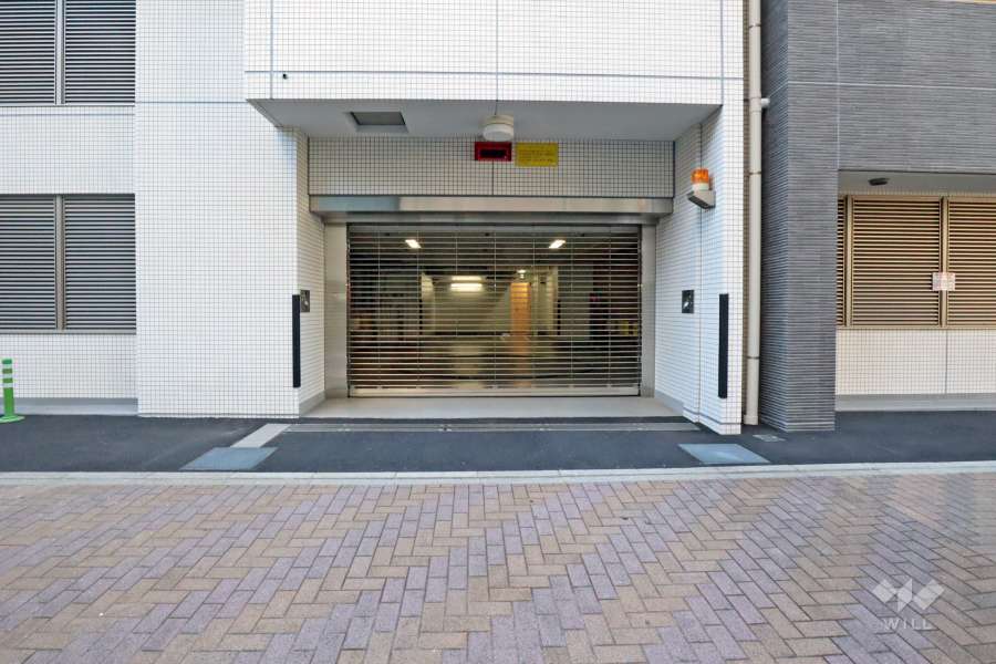 敷地内駐車場の出入り口（シャッター付き）