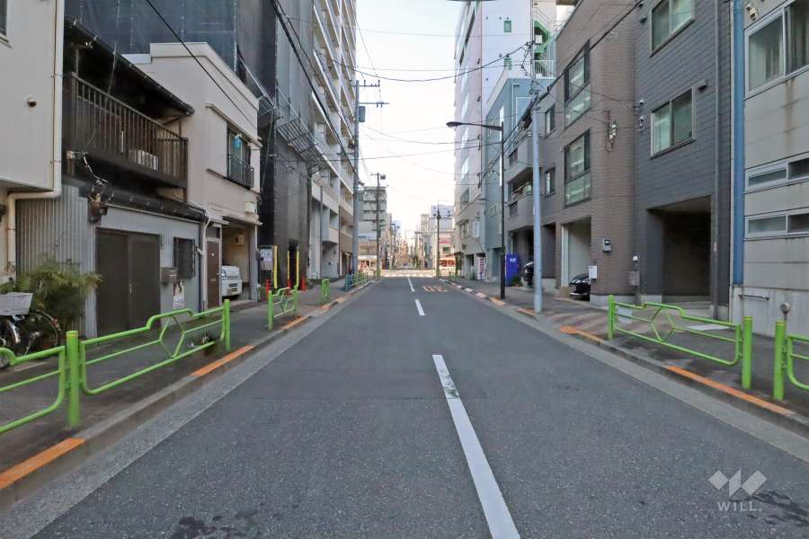 敷地北東側の前面道路は佃大通りです(北西側から)。