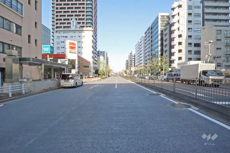 敷地北西側の前面道路は清澄通りです(北東側から)。