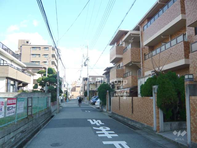 周辺の街並み（マンションと一戸建てが混在しています。）