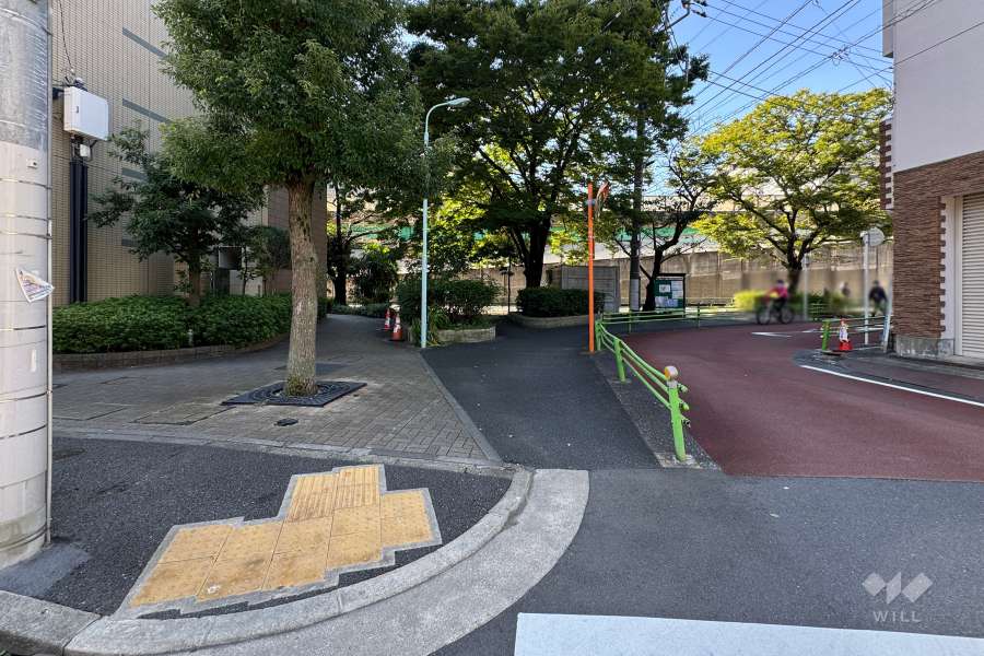 敷地北側の前面道路