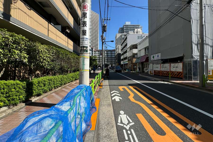 敷地の南東側前面道路（南西側から）