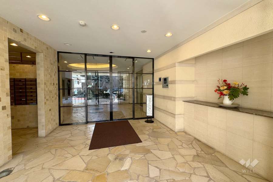 エントランスはオートロック付きです。