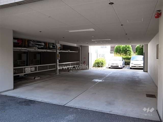 建物1階にある敷地内駐車場（機械式）