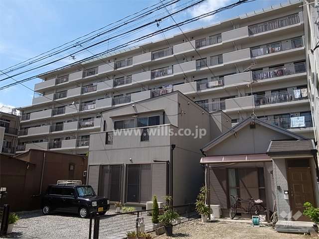 敷地の南側には一戸建てが立ち並んでいます。