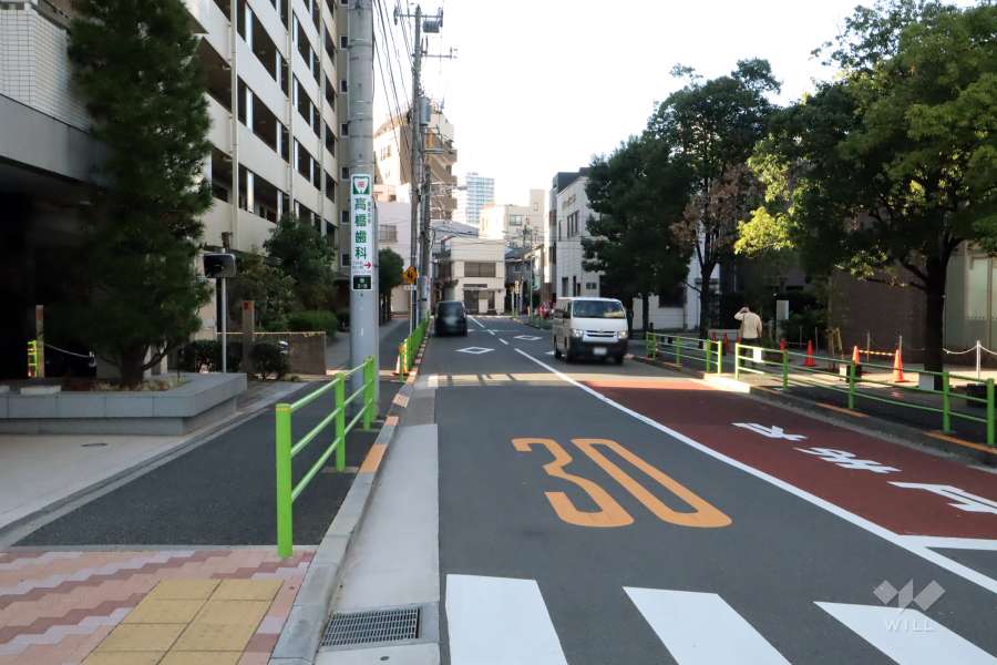 敷地南西側の前面道路(南東側から)