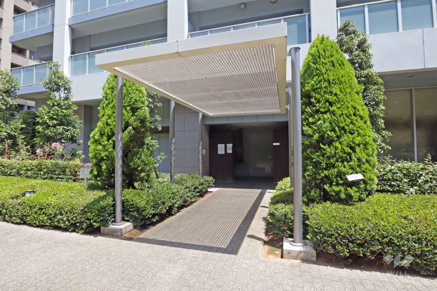 宅配ボックスと駐輪場の出入口