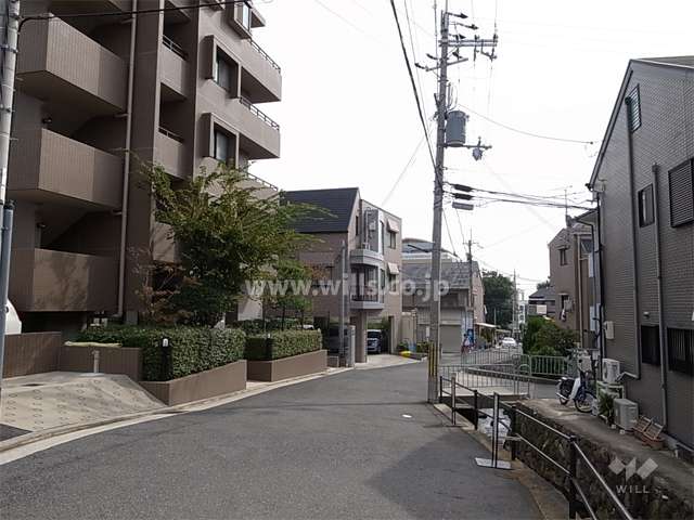 周辺は閑静な住宅地。ゆるやかな南斜面地です。