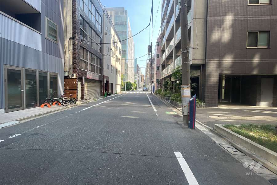 敷地の北東側前面道路（北西側から）
