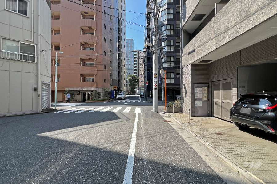 敷地の南側前面道路は産業会館通りです（東側から）。