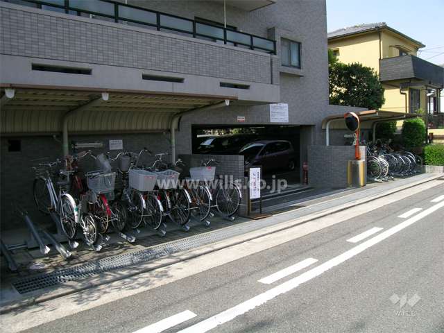 駐輪場と駐車場入り口