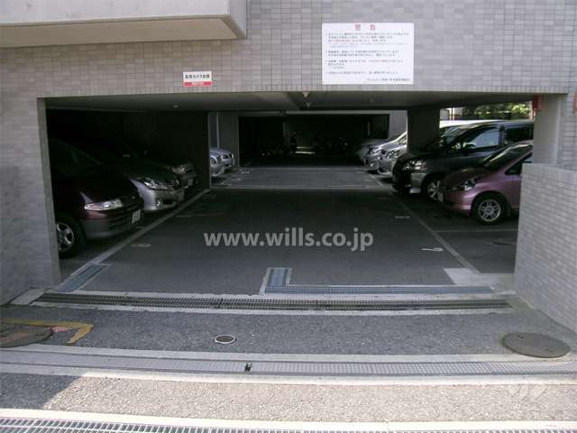 建物1階にある駐車場