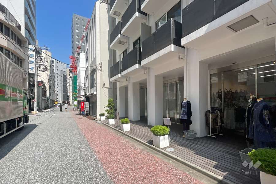 敷地西側の前面道路