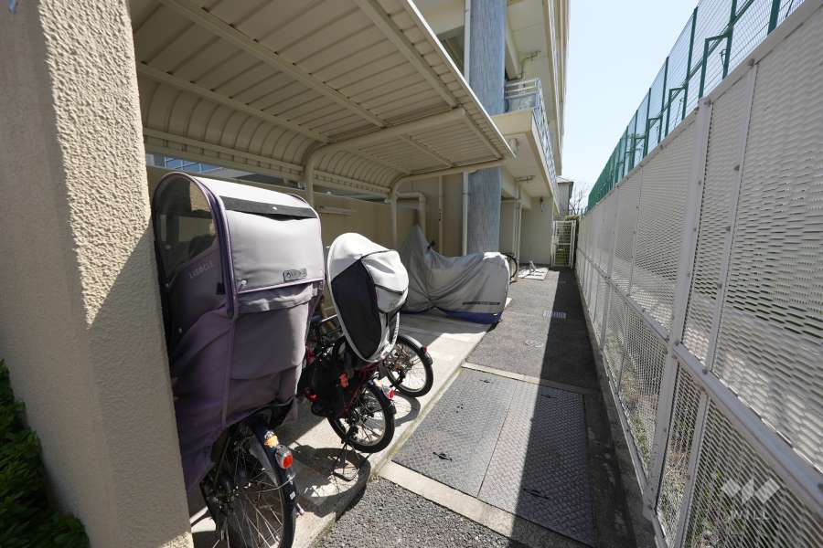 駐輪場とバイク置場