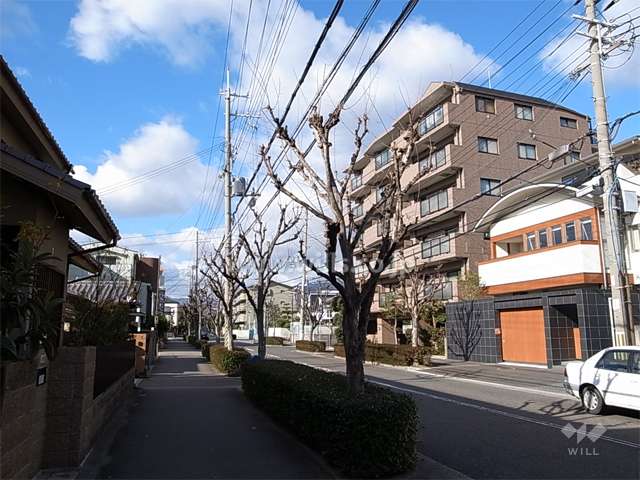 周辺は住宅の他、店舗や事務所が混在しています。