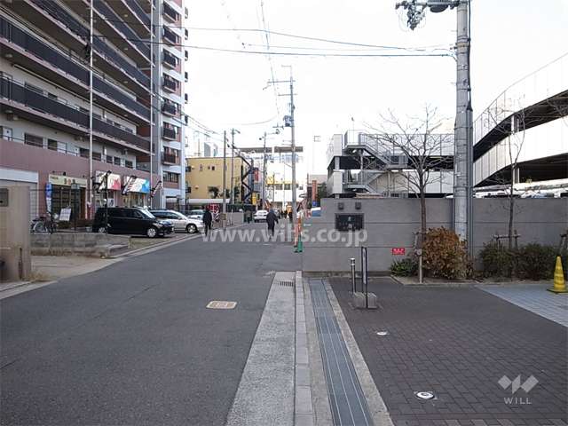 周辺は店舗や事務所が立ち並ぶ商業地です。