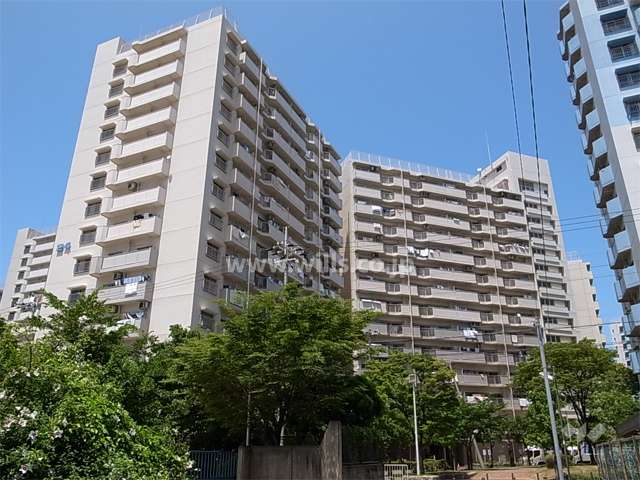 武庫川あおぞらのまち住宅24号棟の外観（南西側から）