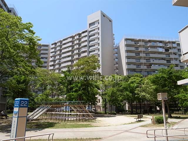 武庫川あおぞらのまち住宅24号棟の外観（南東側）　敷地内は緑豊かです。