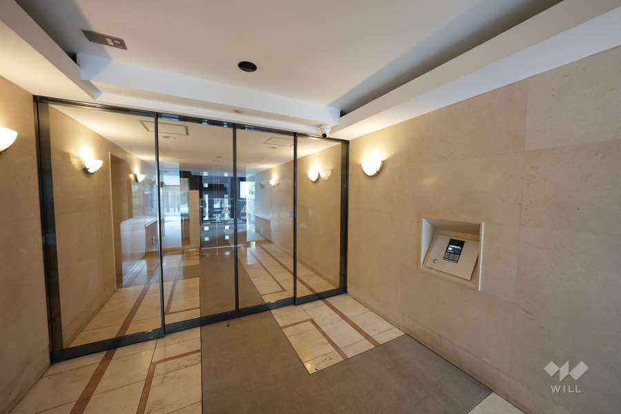 エントランスはオートロックです。