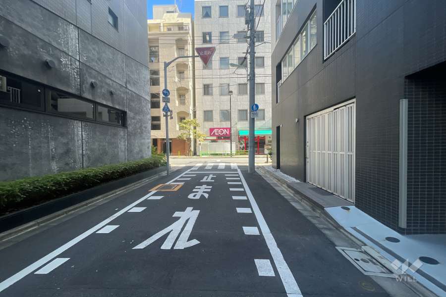 敷地の東側前面道路（北側から）