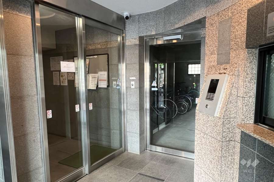 エントランスはオートロック付きです。