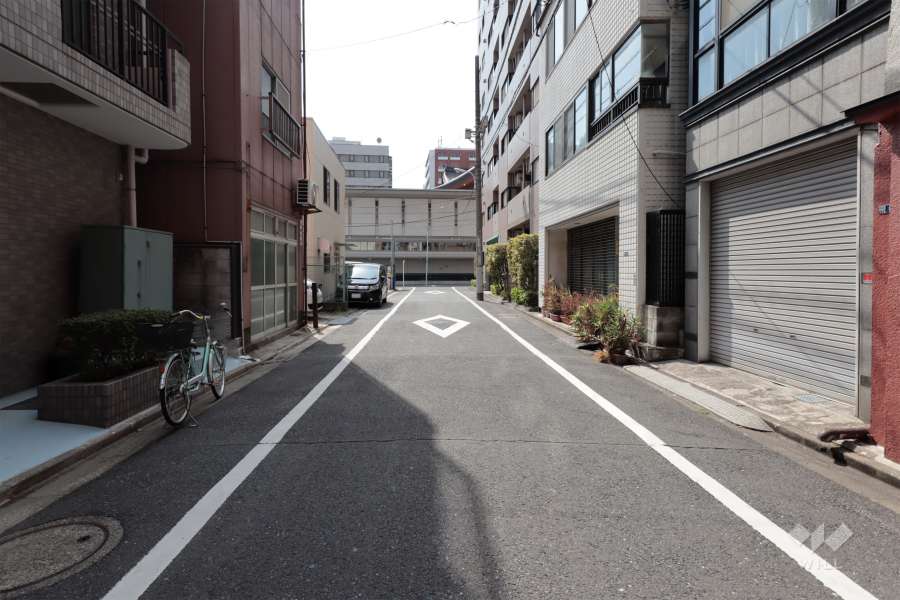 敷地北西側の前面道路(北東側から)
