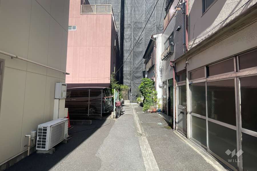 敷地西側の前面道路（南西側から）　