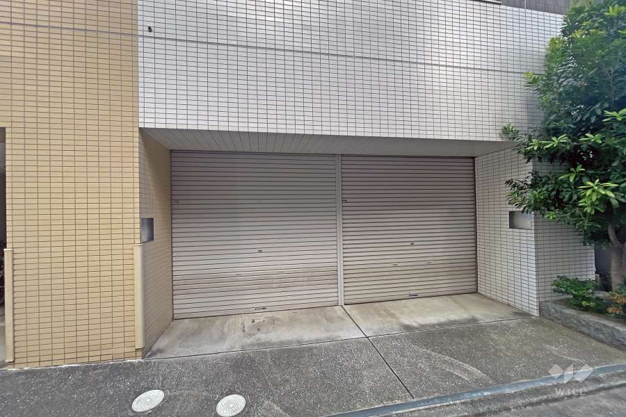 敷地内駐車場の出入り口（シャッター付き）