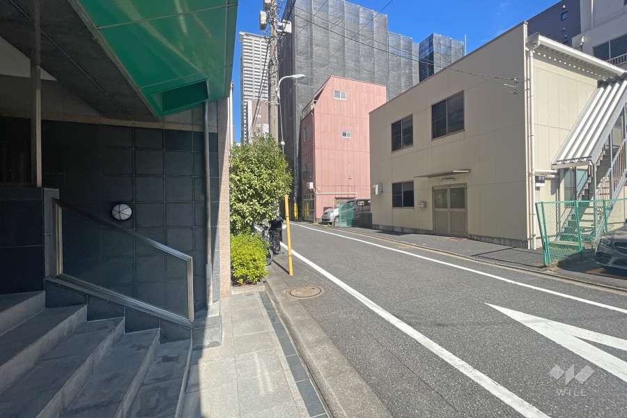 敷地南側の前面道路