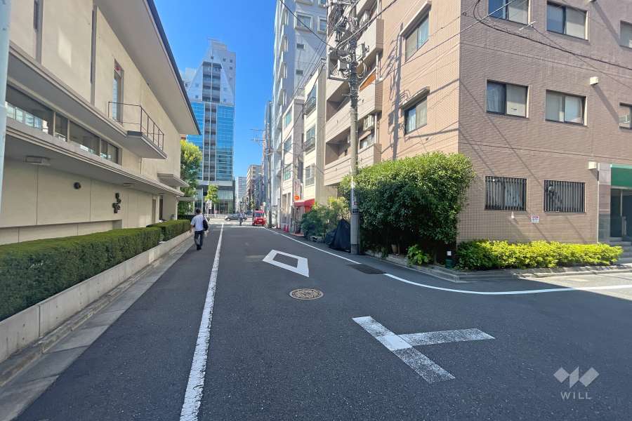 敷地西側の前面道路