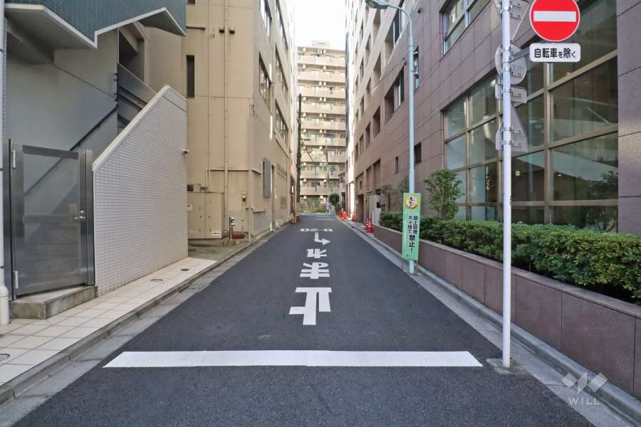 敷地南東側の前面道路（北東側から）